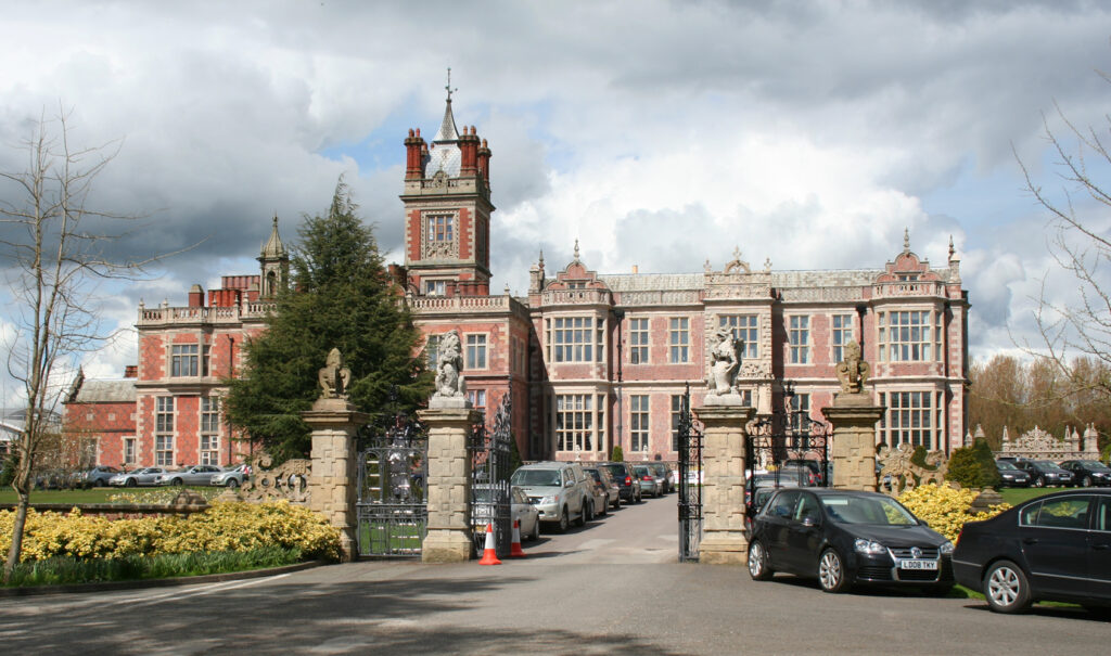 Crewe Hall Frontgate - Espresso Addict, Available under CC-3.0 SA at: https://commons.wikimedia.org/wiki/File:Crewe_Hall_(front%2Bgate).jpg
